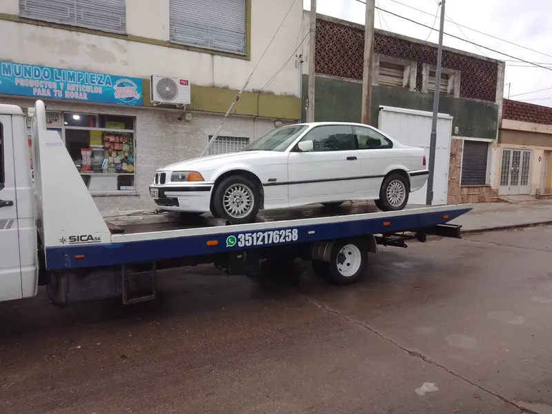 Grúa de Auxilio Mecánico Taty remolcando un BMW en Córdoba