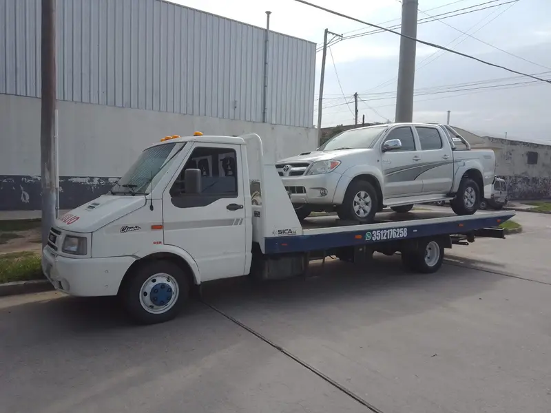 Grúa remolcando una camioneta Toyota Hilux en Córdoba