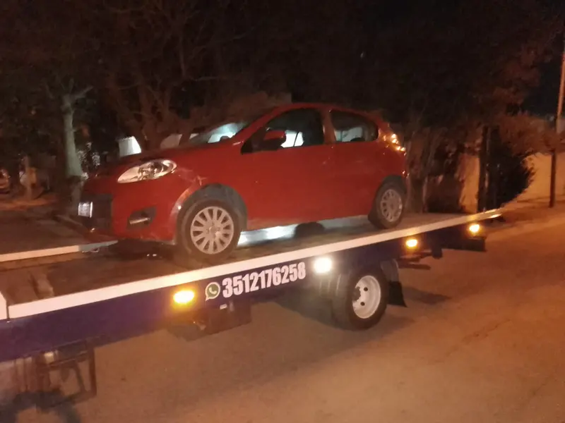 Grúa de Auxilio Mecánico Taty remolcando un Fiat Palio de noche en Córdoba