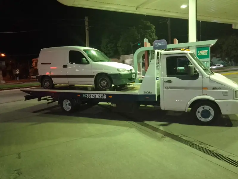 Grúa de Auxilio Mecánico Taty remolcando una Peugeot Partner en una estación de servicio de Córdoba
